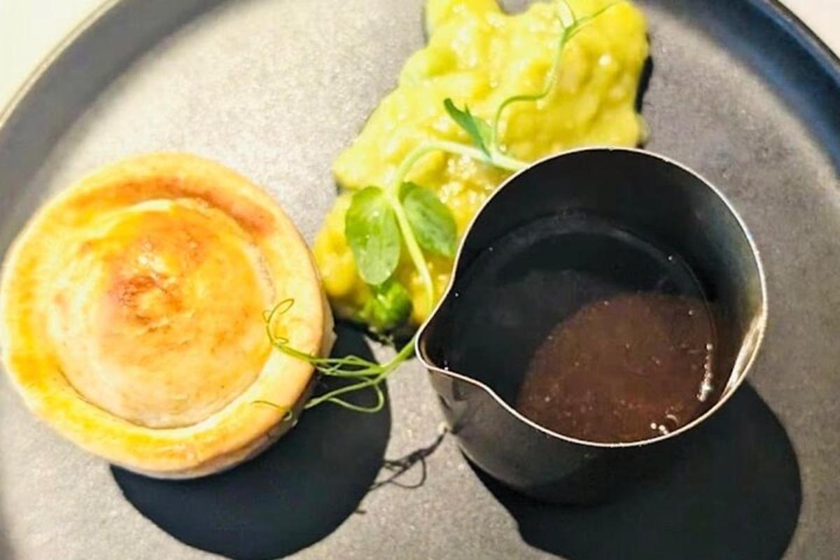 Un plato de comida con una cuchara y algo de comida.