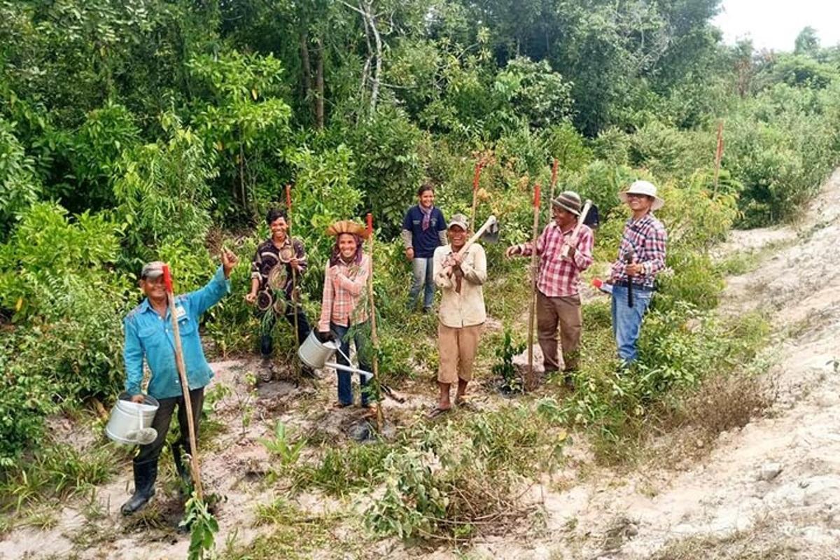 un gruppo di persone in piedi in un campo