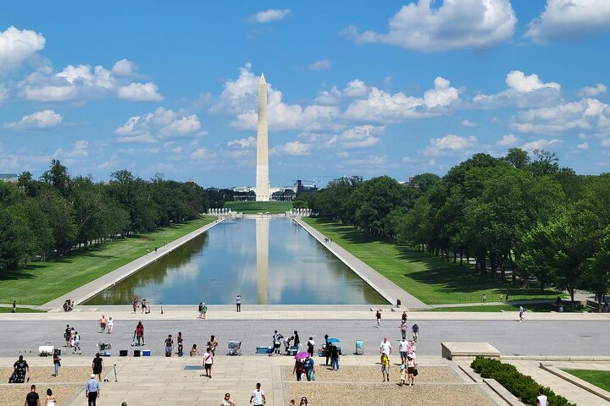 un grup de persones passejant al voltant del monument a Washington