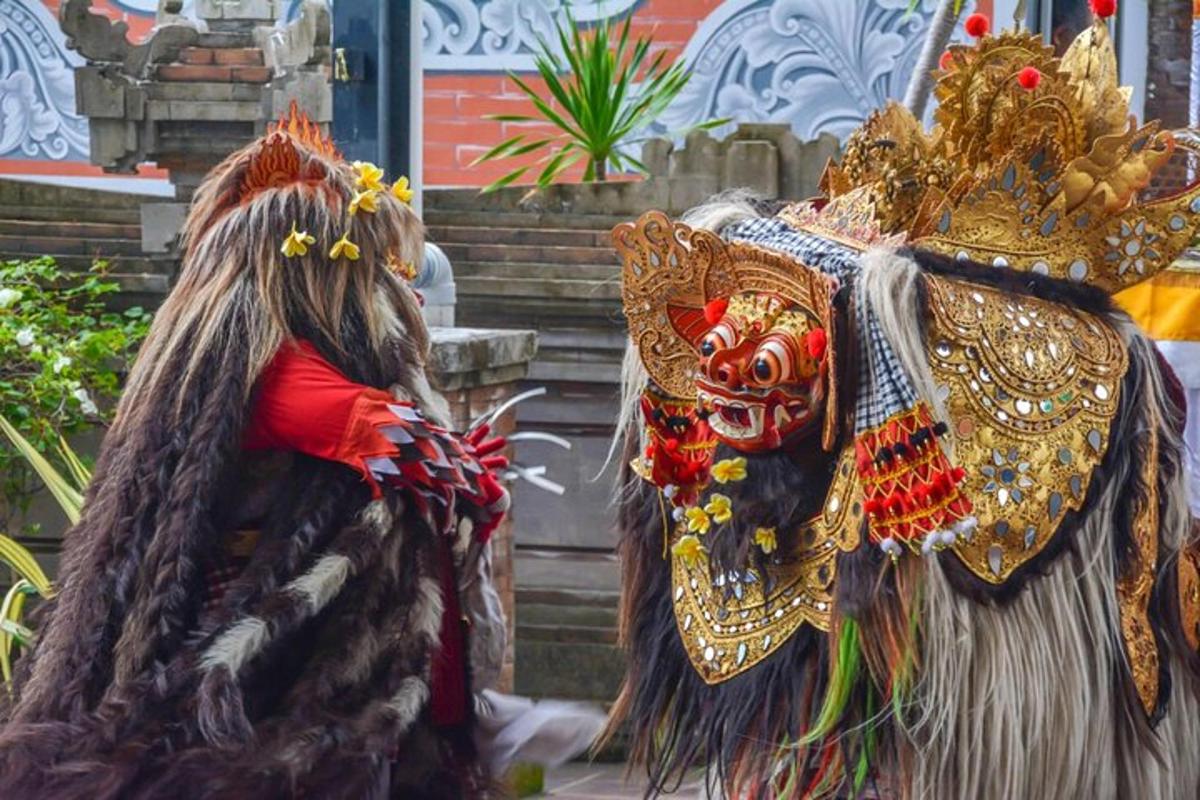 hai người mặc trang phục đứng cạnh nhau