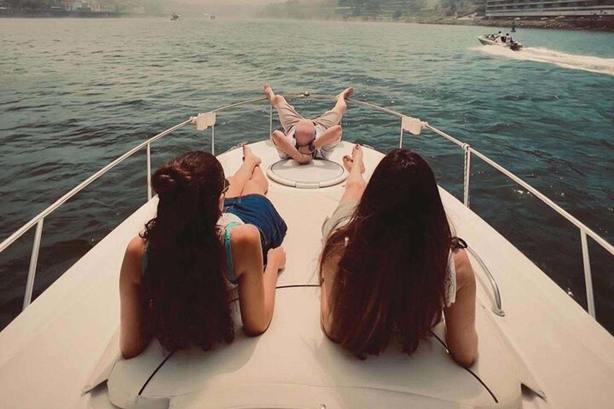 três meninas sentadas em um barco na água