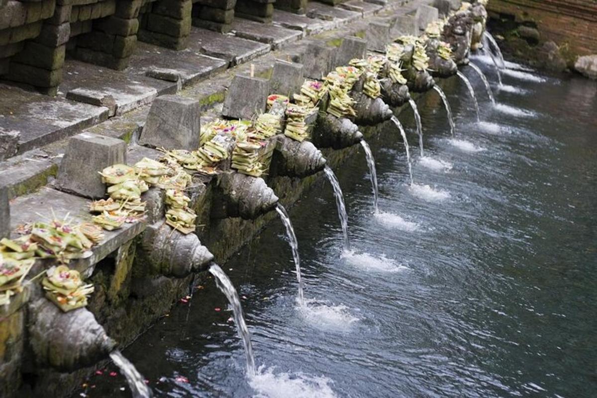 deretan air pancut pada dinding batu