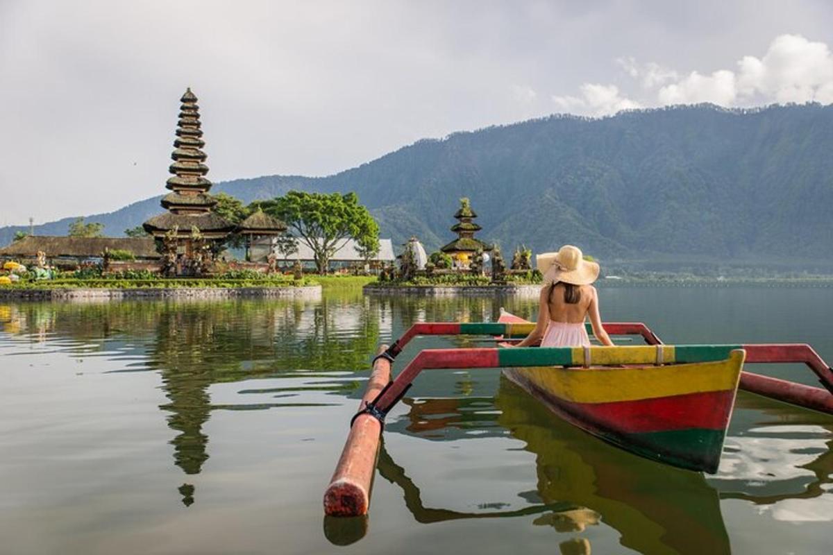 một người phụ nữ đang ngồi trên thuyền dưới nước