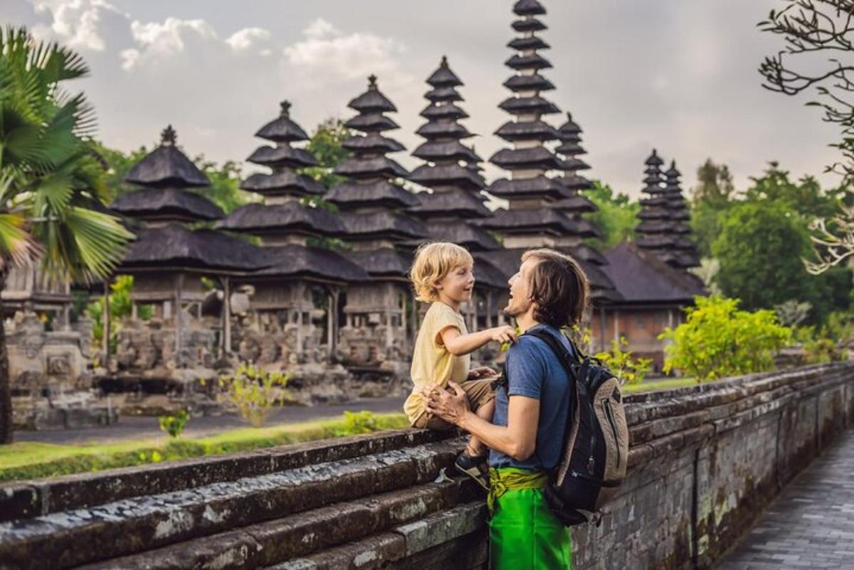 một người đàn ông và một cô gái trẻ đang đứng trước một lâu đài