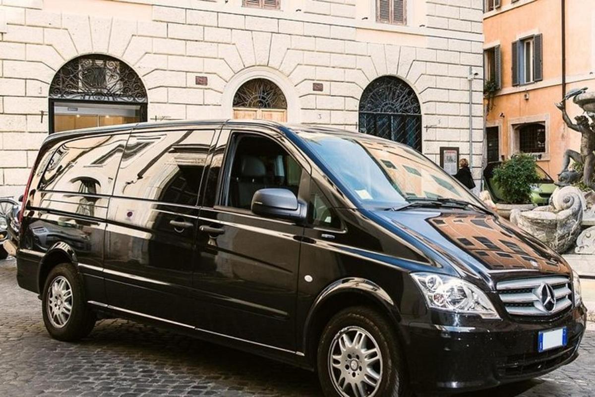 črn kombi parkiran pred stavbo