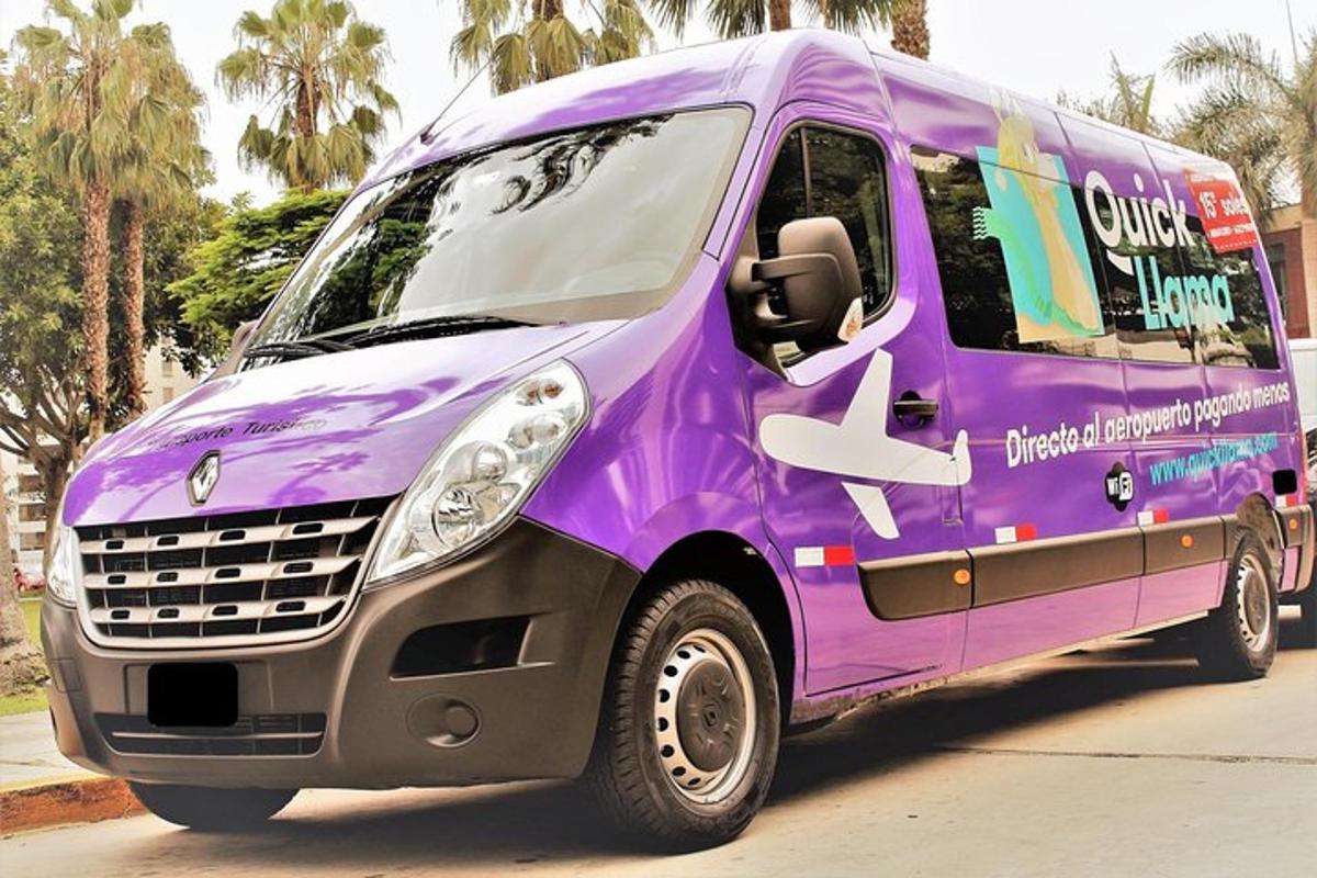 una furgoneta lila està aparcada al carrer