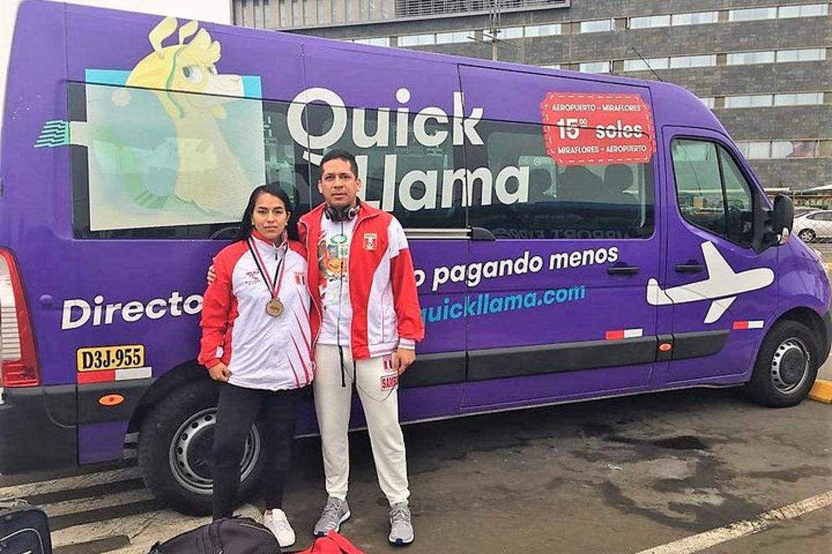 un home i una dona drets davant d'una furgoneta lila