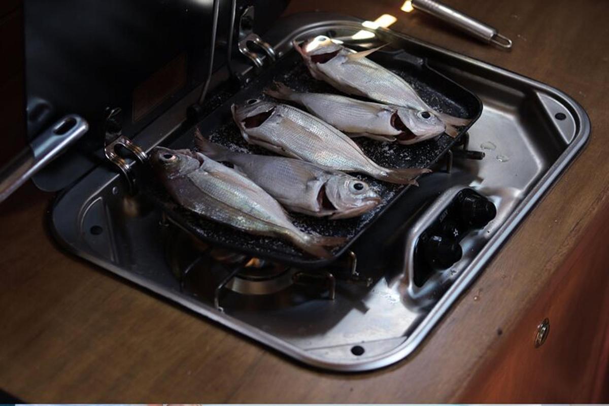 uma bandeja de peixe em cima de uma mesa