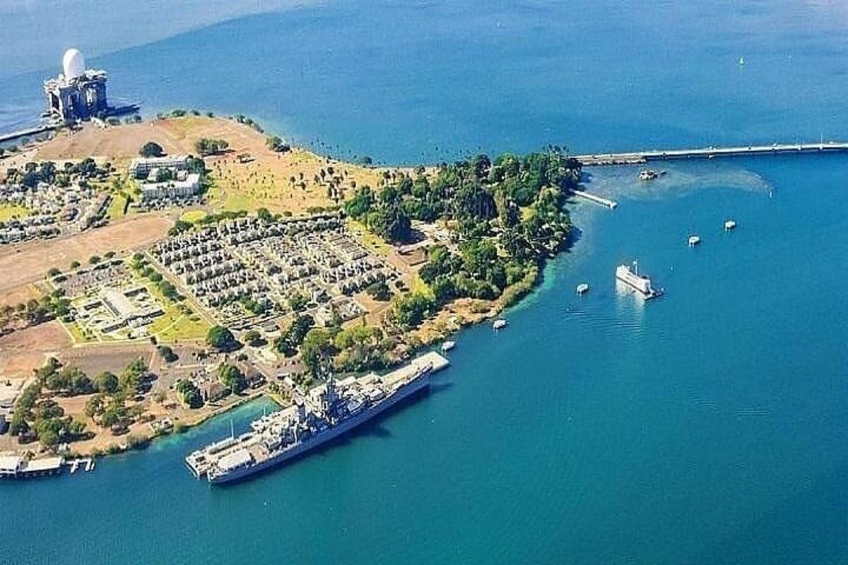 ένα νησί στη μέση ενός υδάτινου σώματος