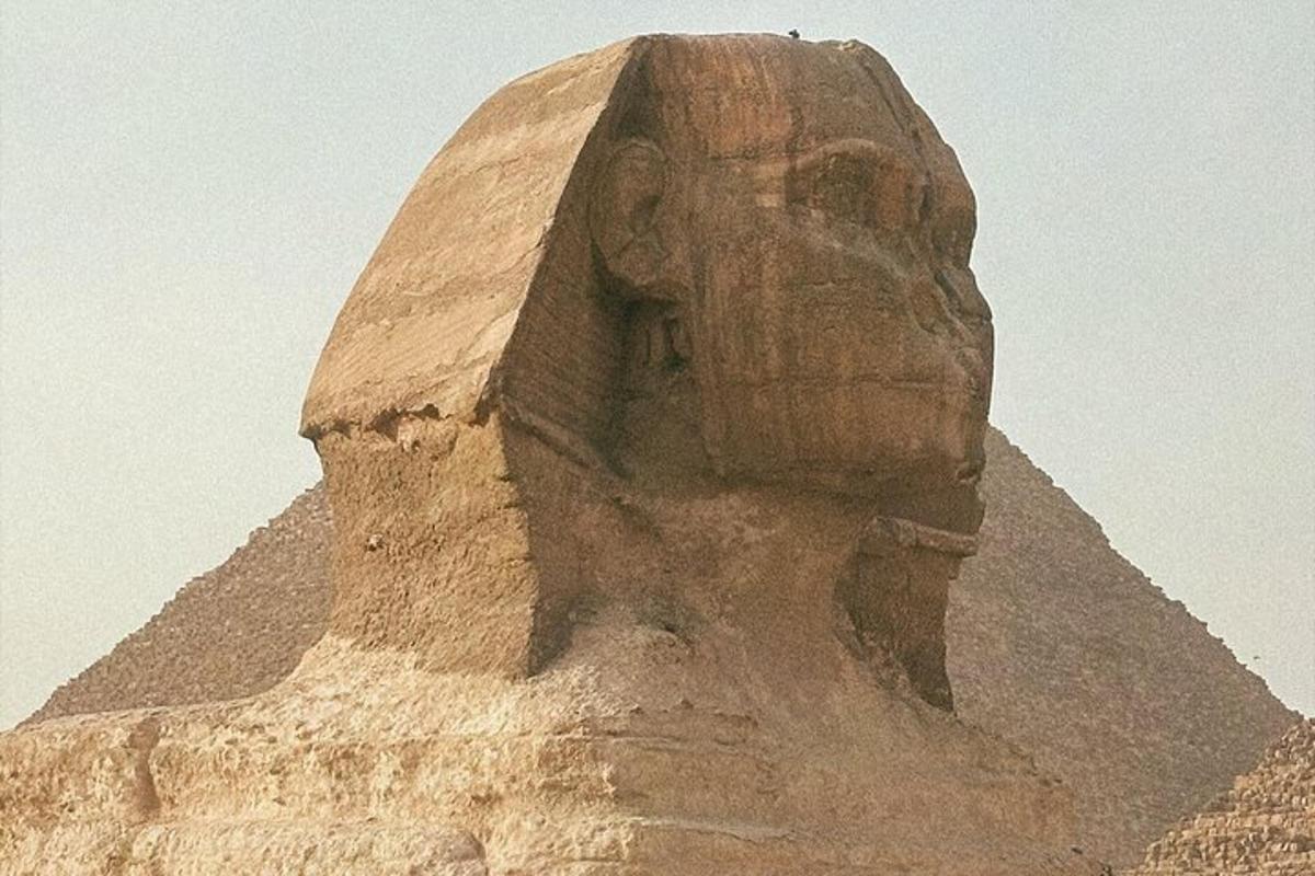 patung kepala di atas piramid