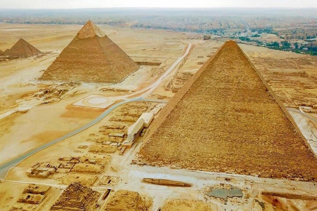uma vista aérea das pirâmides no deserto