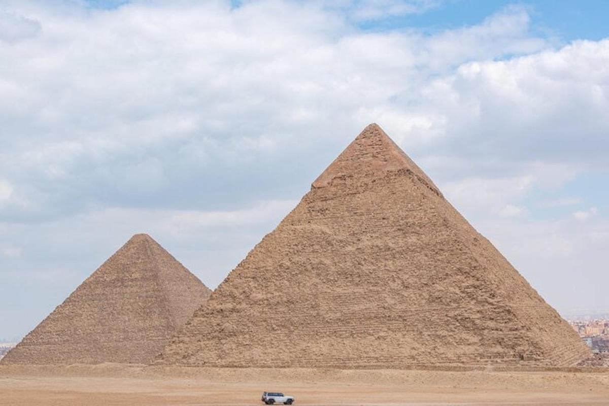 Giza püramiididest mööda sõitev veoauto
