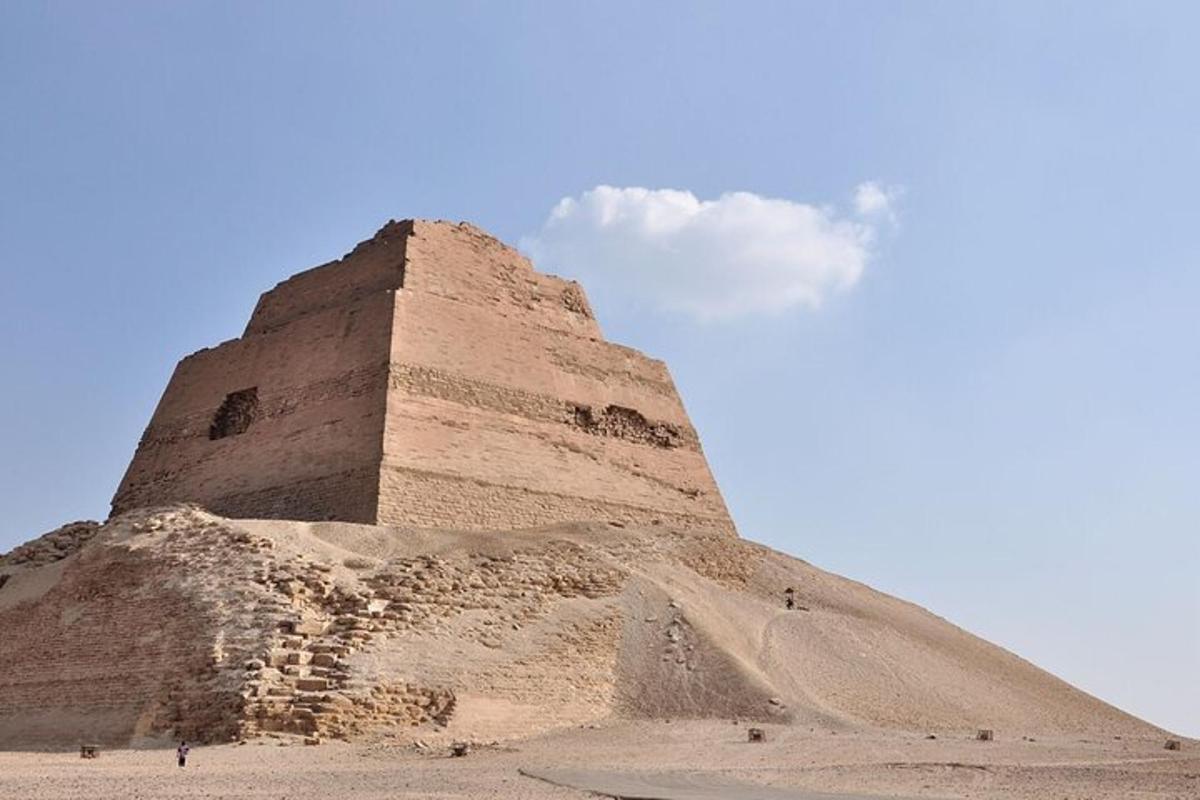 pyramída v púšti s oblakom na oblohe