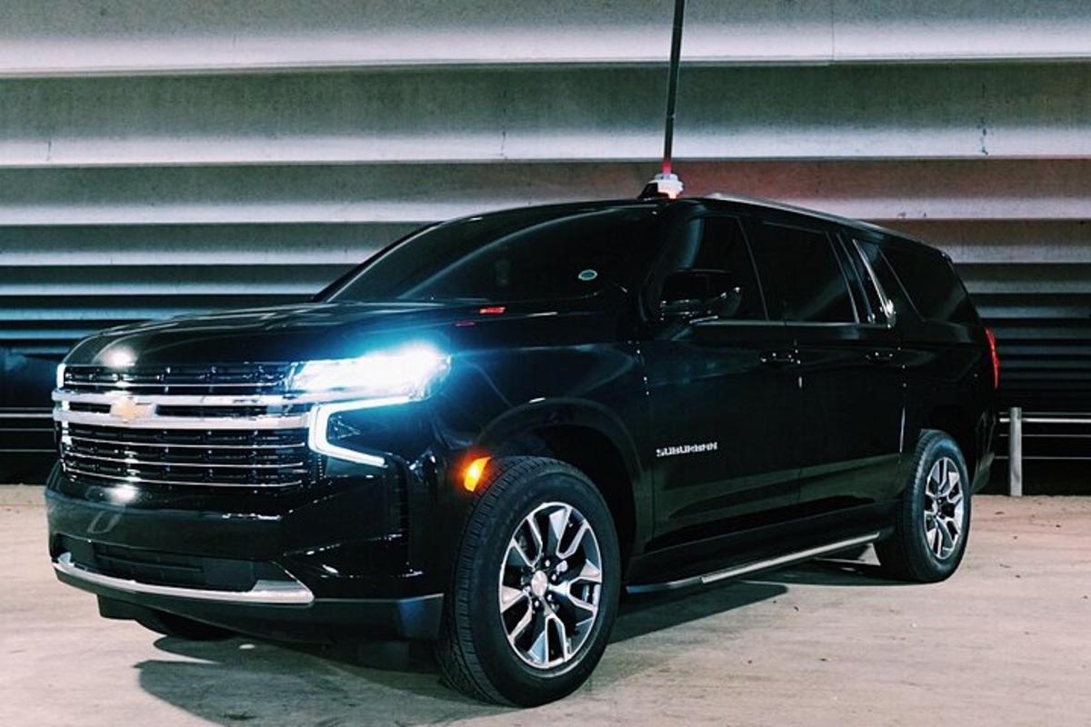 un SUV nero parcheggiato in un parcheggio
