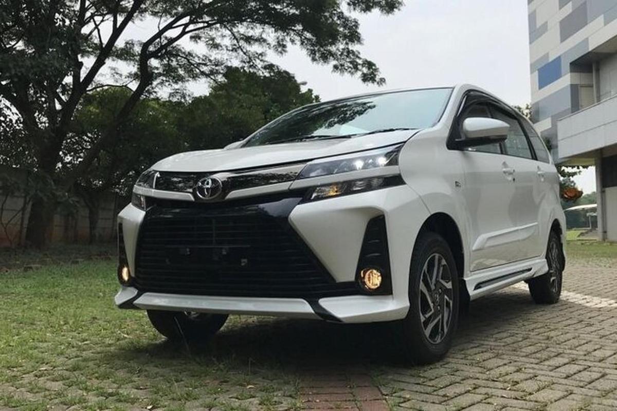 bílý náklaďák Toyota zaparkovaný na cihlové silnici