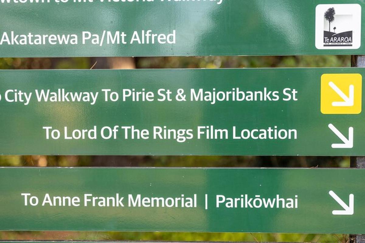 uma placa verde que diz "Para o local do filme Rings"