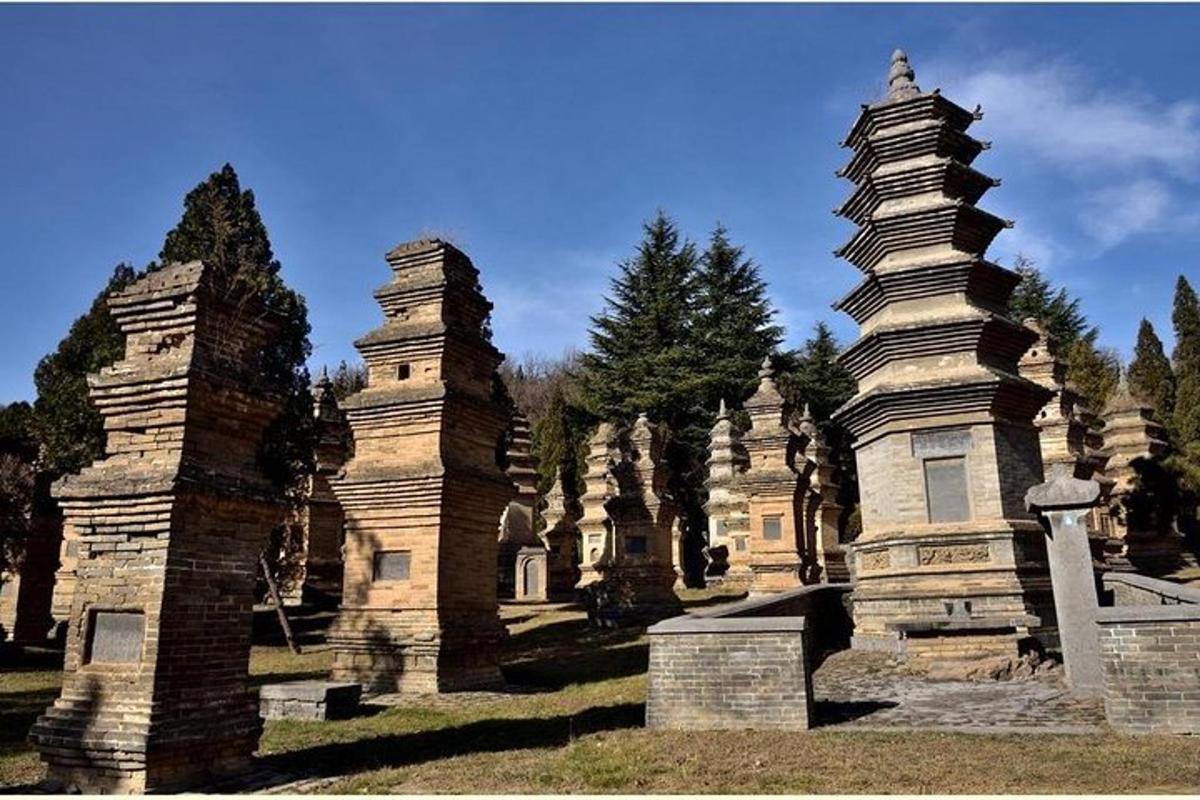 un gruppo di torri di pietra in un cimitero