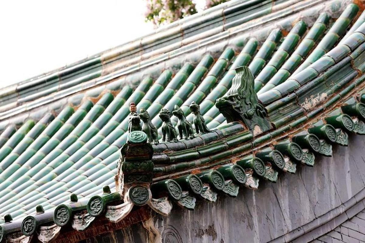 un tetto verde con statue in cima a un edificio