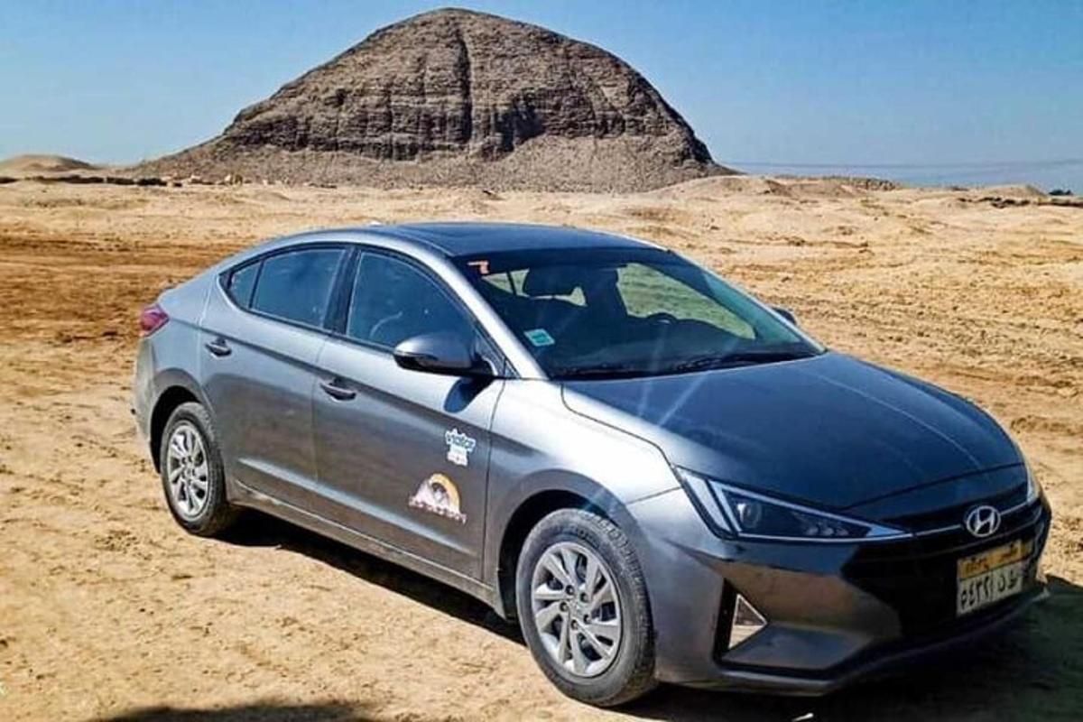 auto na vodík zaparkované v poušti