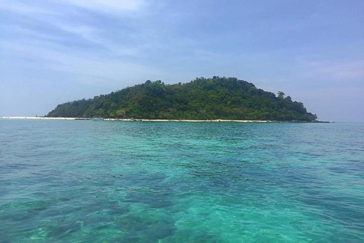 sebuah pulau di tengah-tengah badan air yang besar