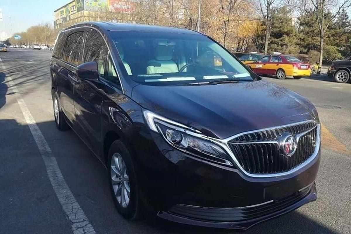černá limuzína zaparkovaná na parkovišti