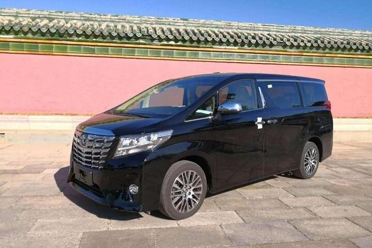 černé auto zaparkované před budovou