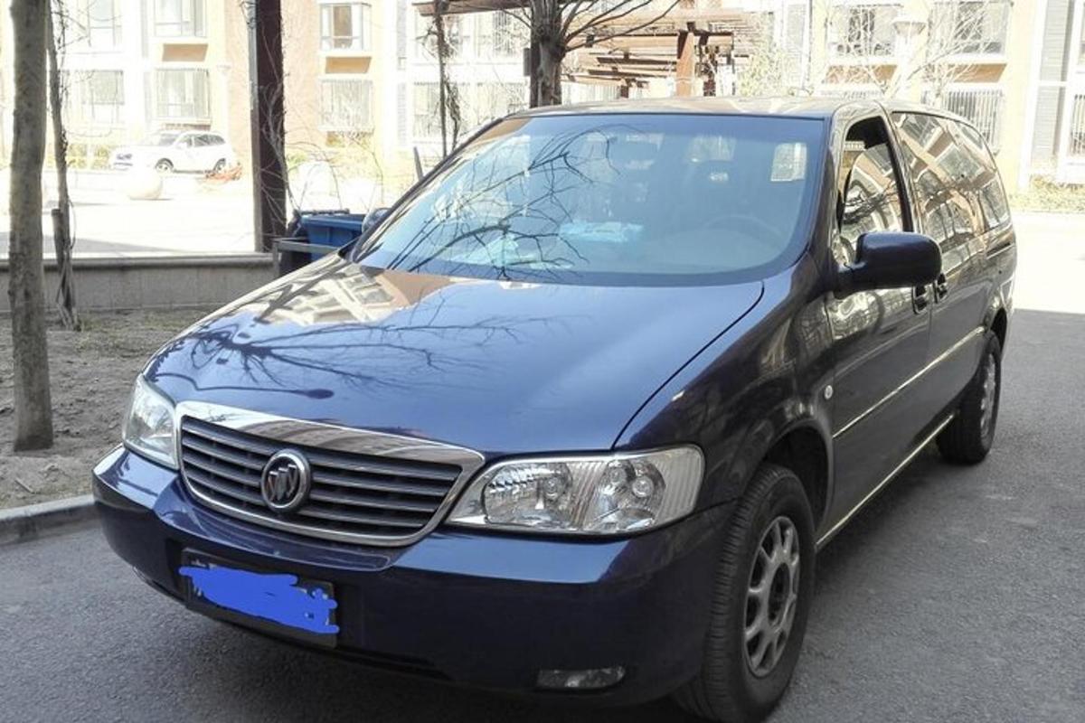 modré auto zaparkované na parkovišti