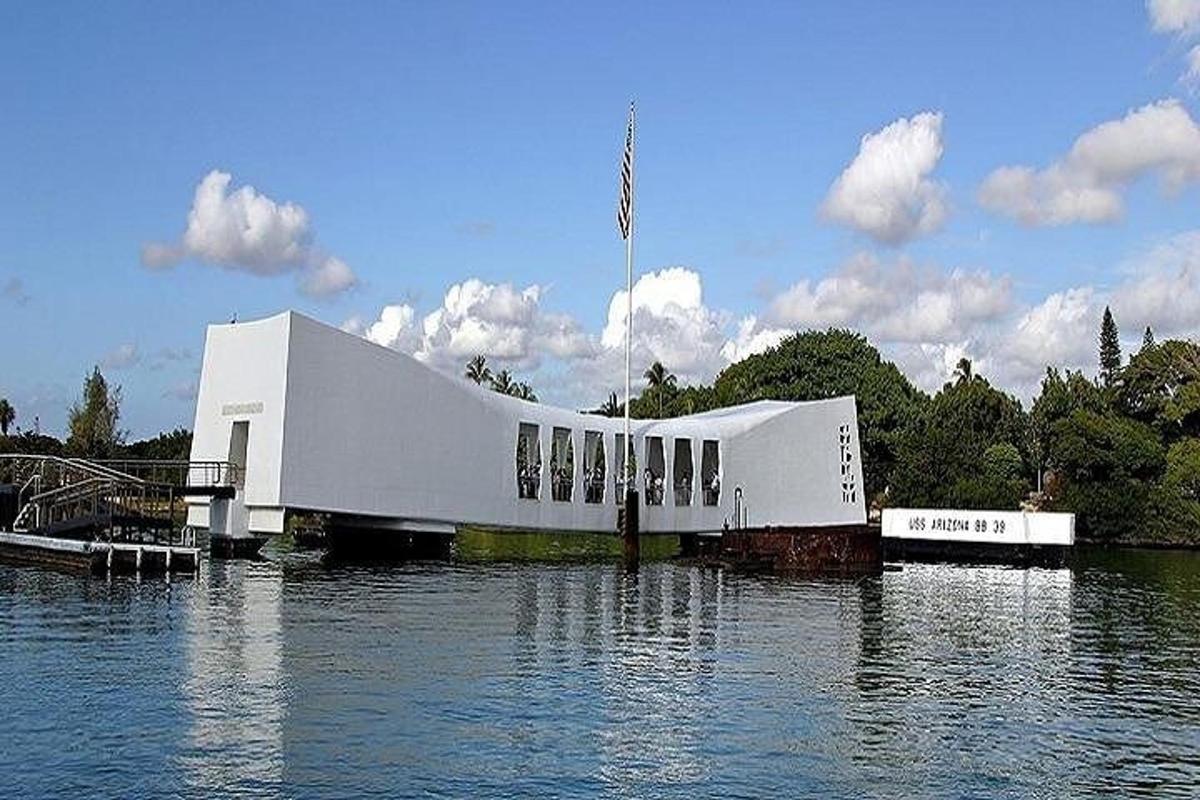 un edificio in mezzo a uno specchio d'acqua