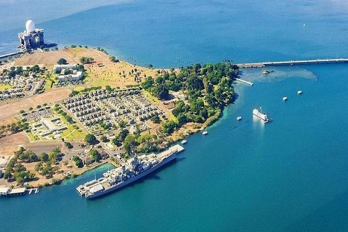 un'isola in mezzo a uno specchio d'acqua