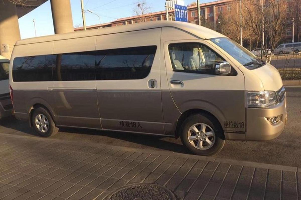 stříbrná dodávka zaparkovaná na kraji ulice