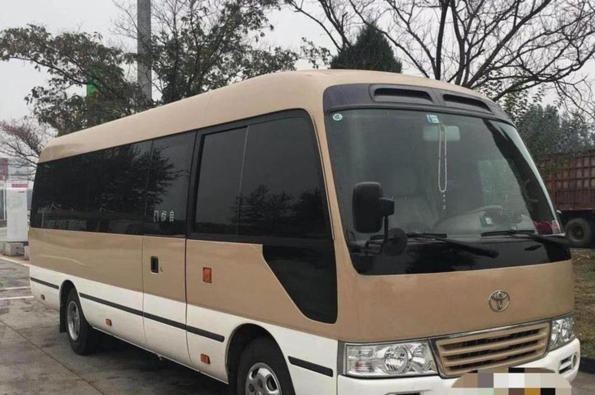 velký bílý autobus zaparkovaný na parkovišti