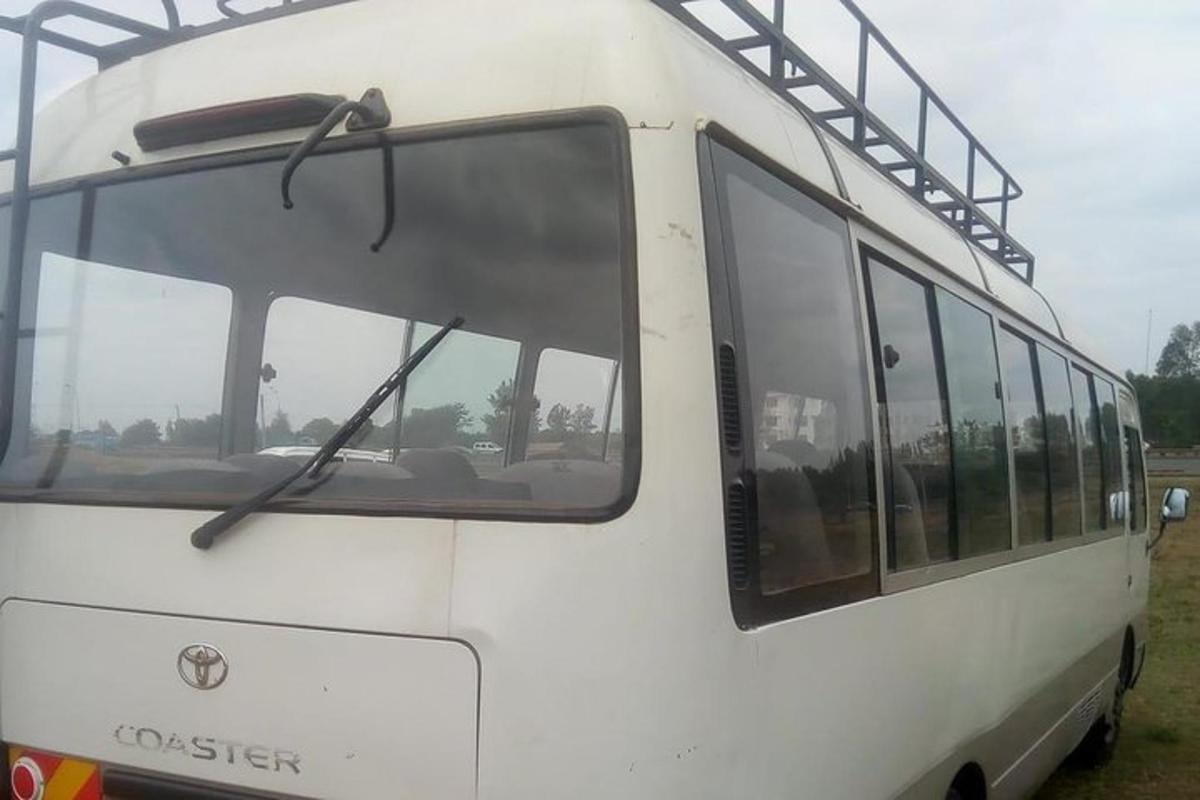 valge buss pargitud põllule
