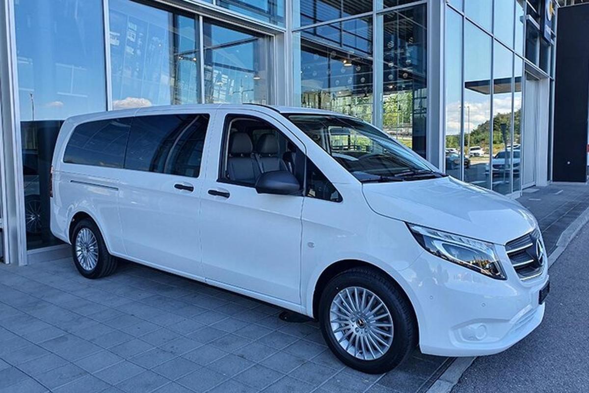 un furgone bianco parcheggiato davanti a un edificio