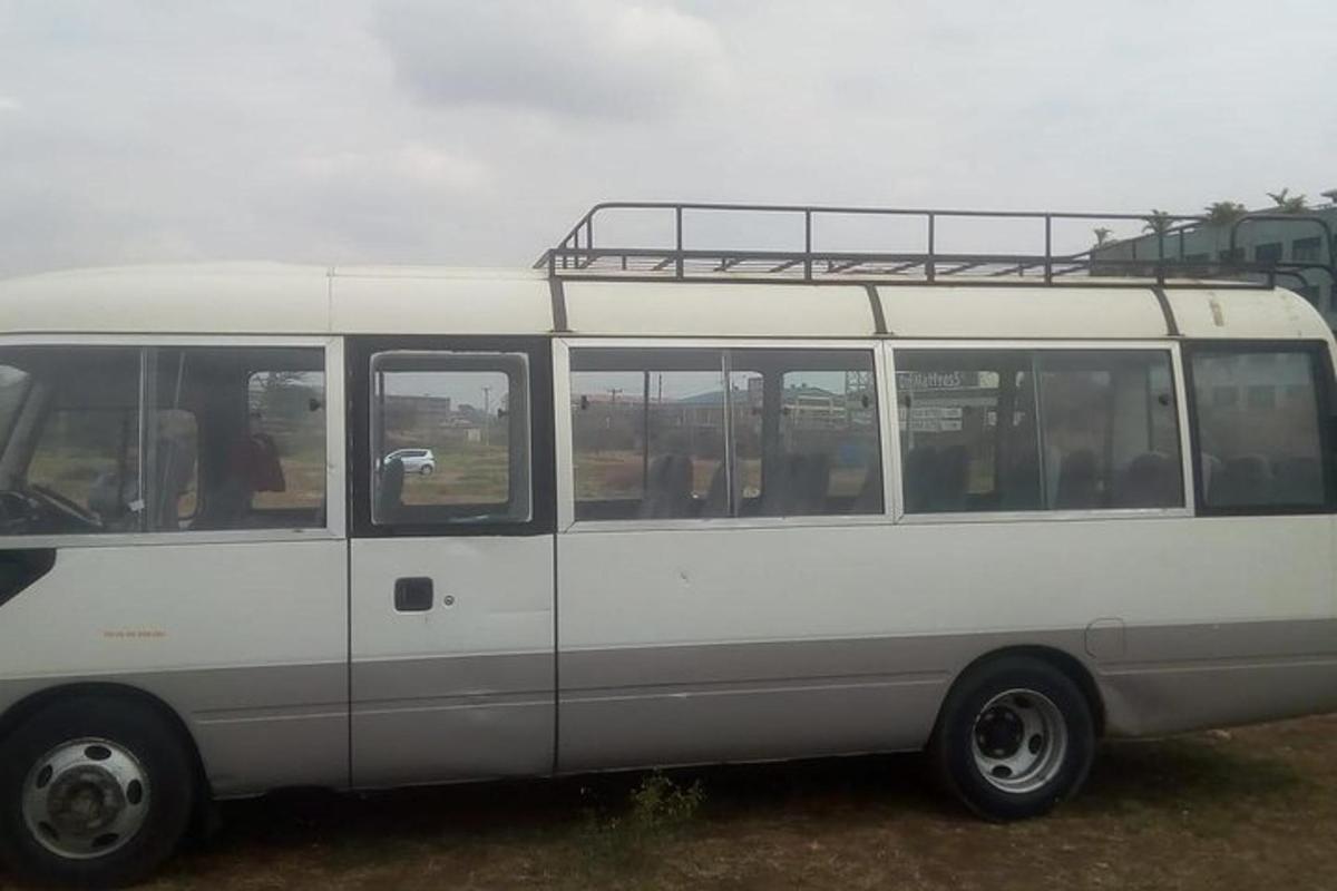 valge buss on pargitud põllule