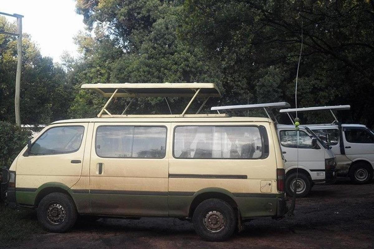 sebuah van putih dengan rak bumbung di atasnya