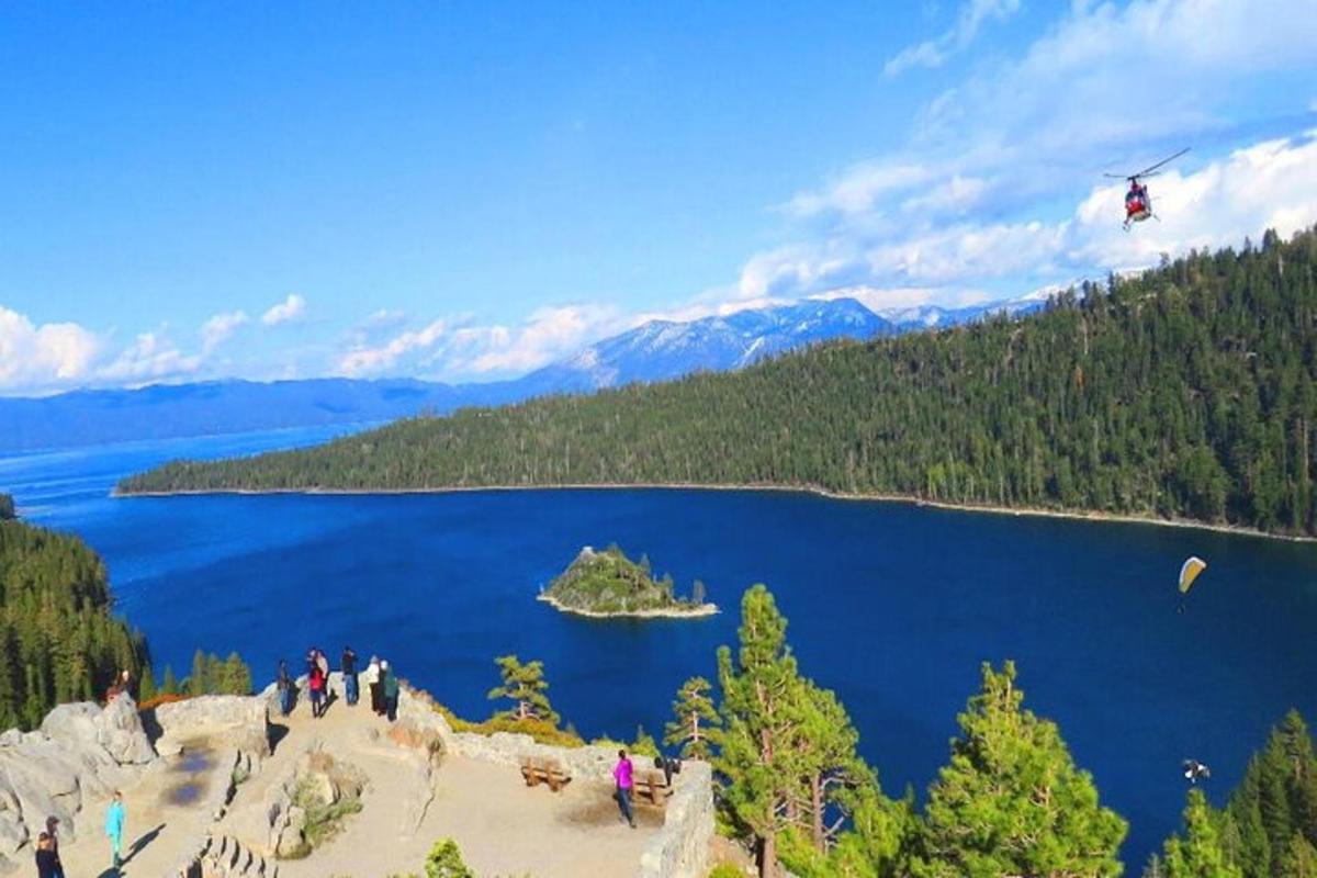 un gruppo di persone che fa volare un aquilone sopra un lago