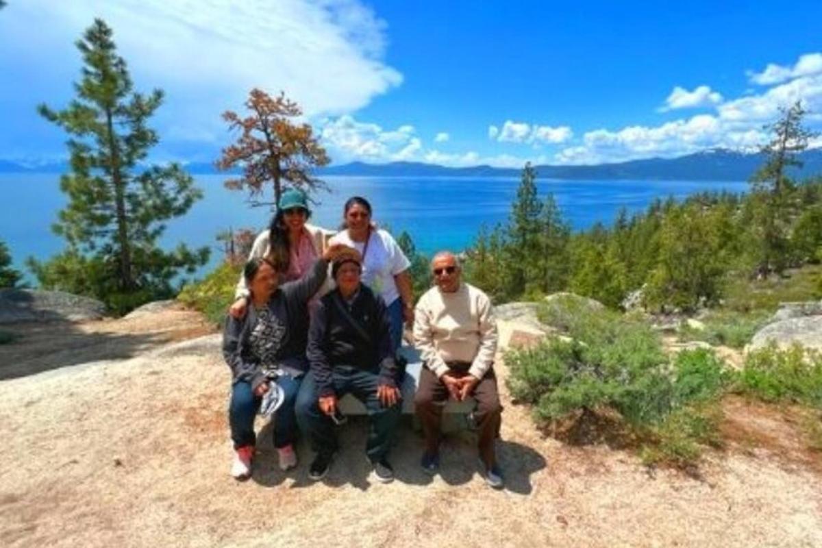 un grup de oameni care pozează pentru o fotografie pe un munte