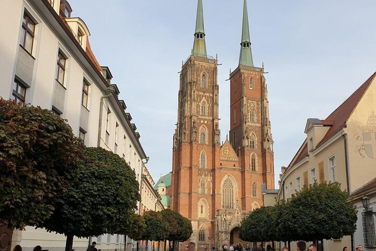 Una gran iglesia con dos torres en una ciudad.