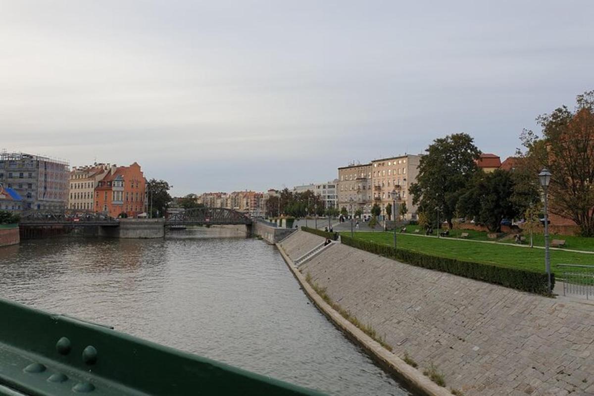 Un río en una ciudad con edificios y un puente.