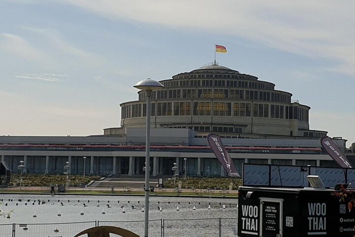 sebuah bangunan besar dengan bendera di atasnya