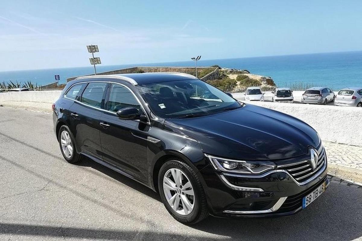 must auto pargitud teele ranna lähedal