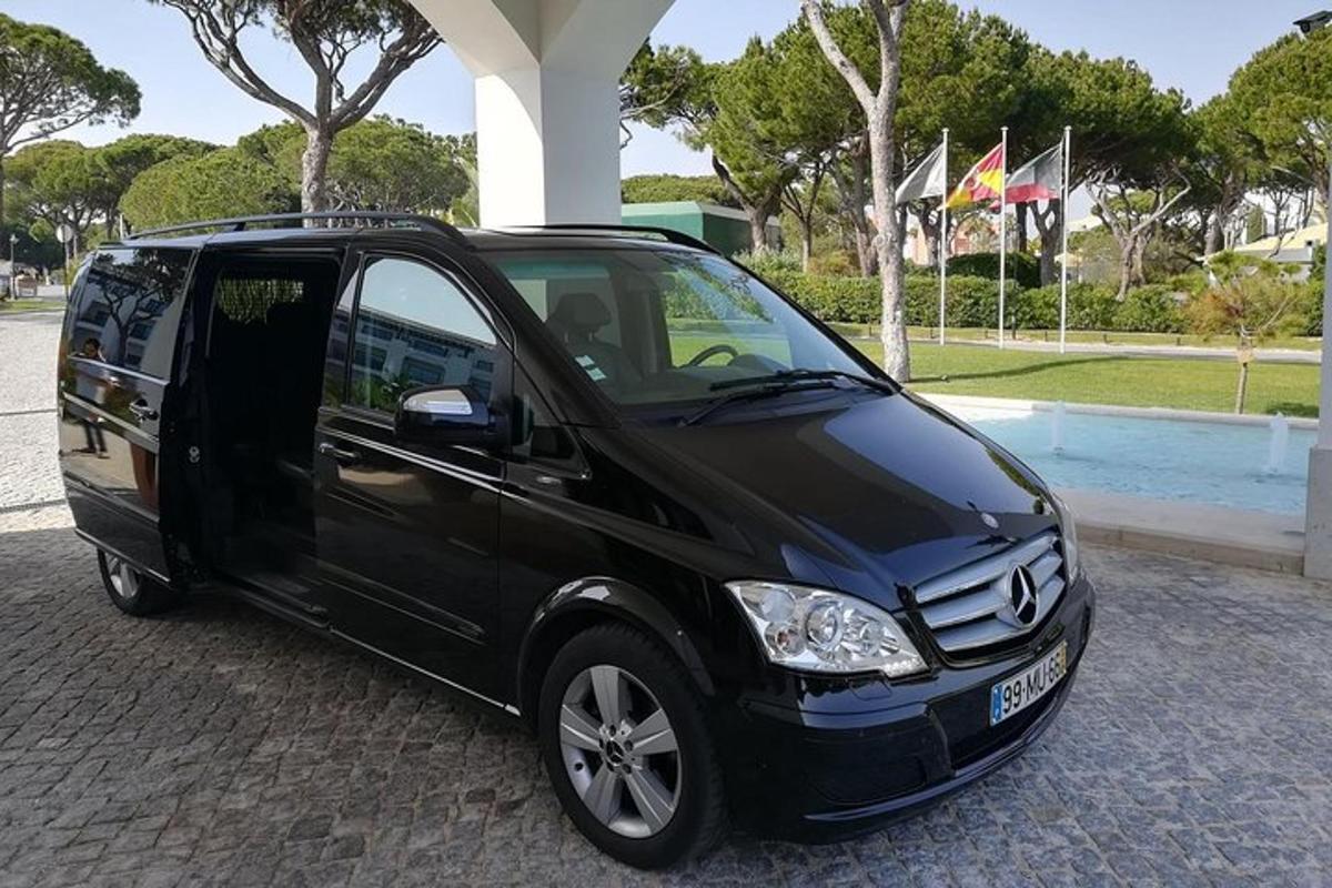 ein schwarzer Lieferwagen, der vor einem Gebäude geparkt ist