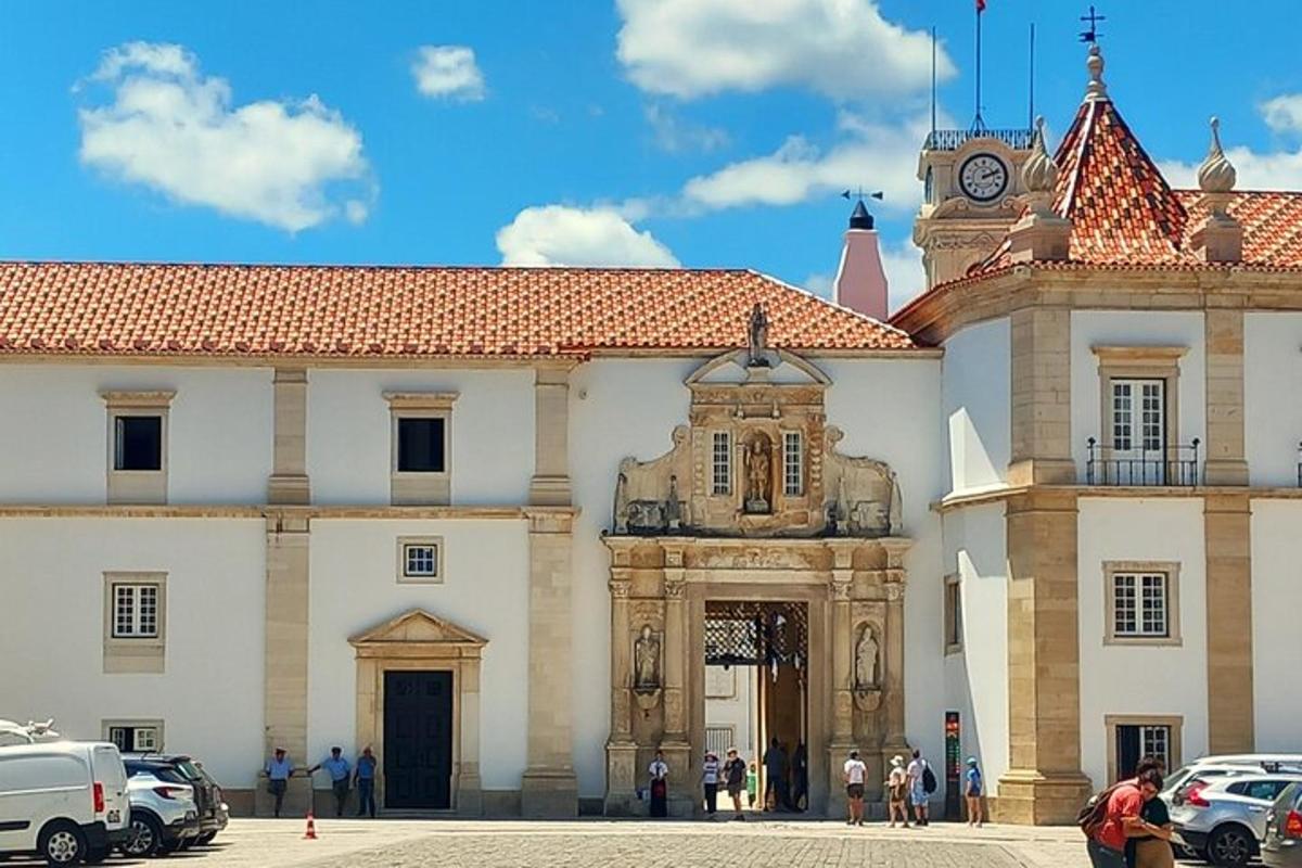 un grande edificio con una torre dell'orologio in cima