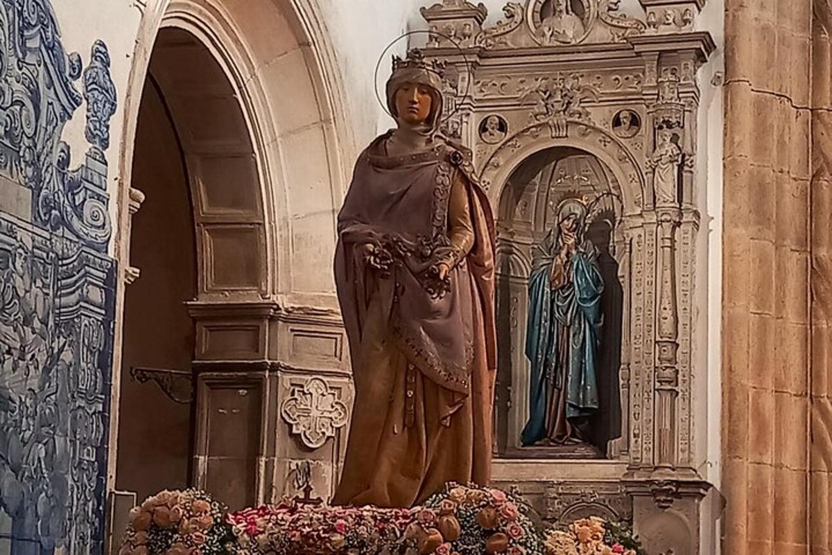 una statua di una donna in un edificio con fiori