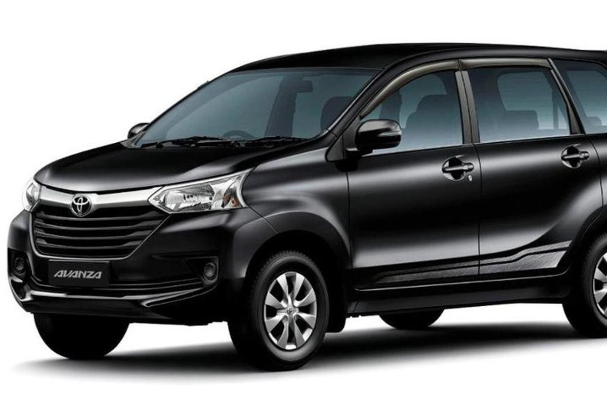 sebuah kereta hibrid toyota hitam