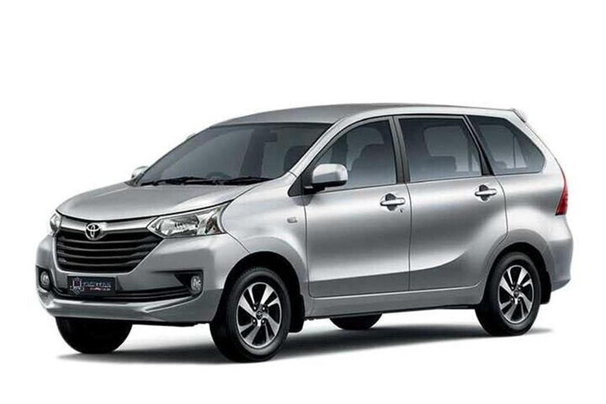 một chiếc xe tải màu bạc đỗ trên nền trắng