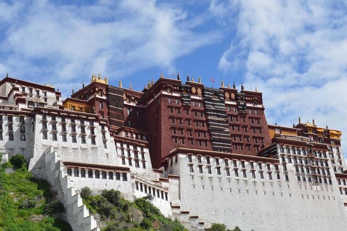山顶上的一座大楼