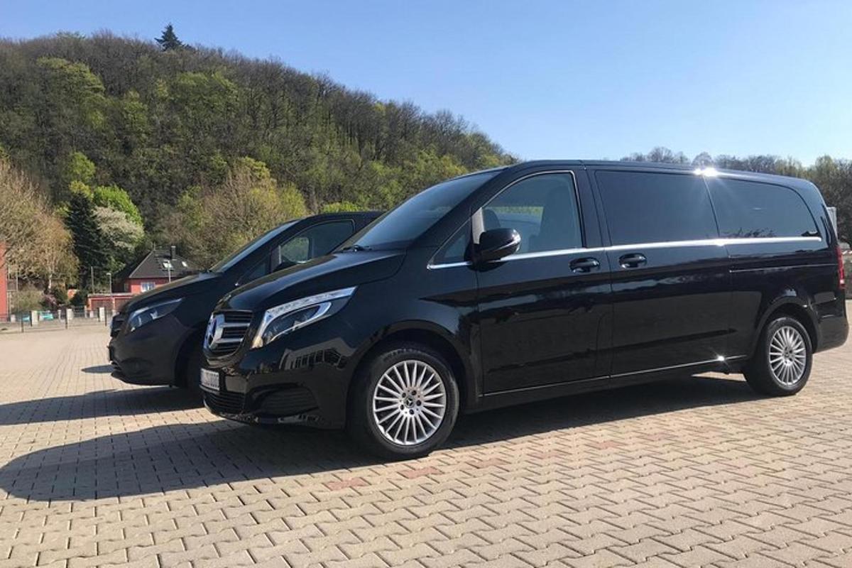 due furgoni neri parcheggiati in un parcheggio