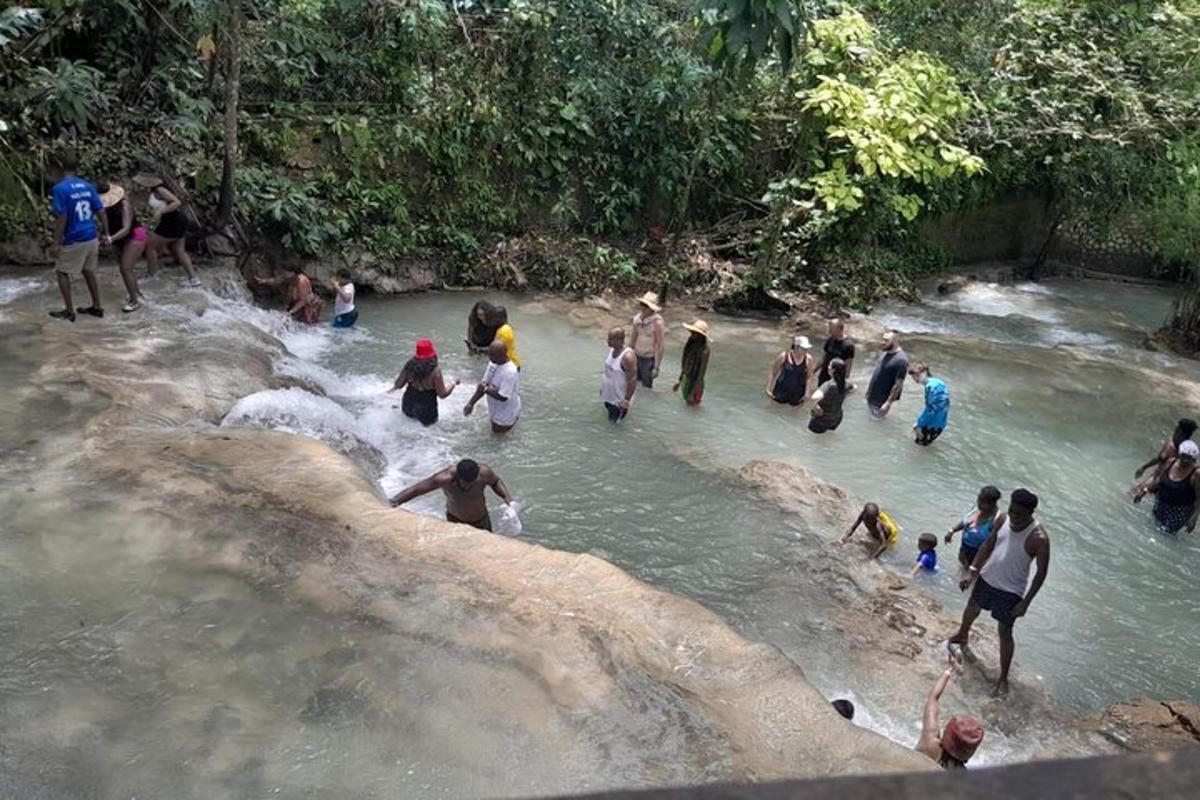 un gruppo di persone nell'acqua di un fiume
