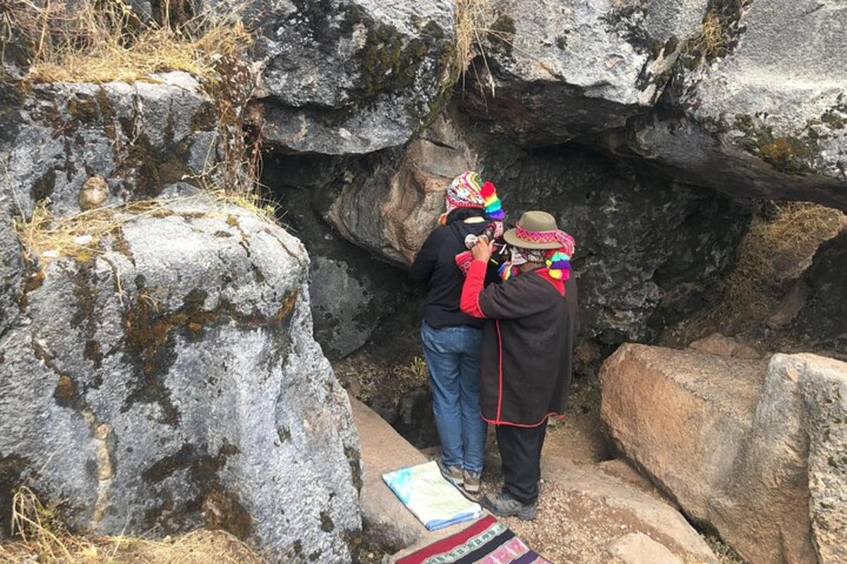 due persone sono in piedi in una grotta rocciosa